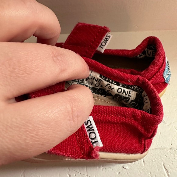 🛍️ Bright candy apple red, baby Tom’s, size 5 🍎 - Picture 6 of 11